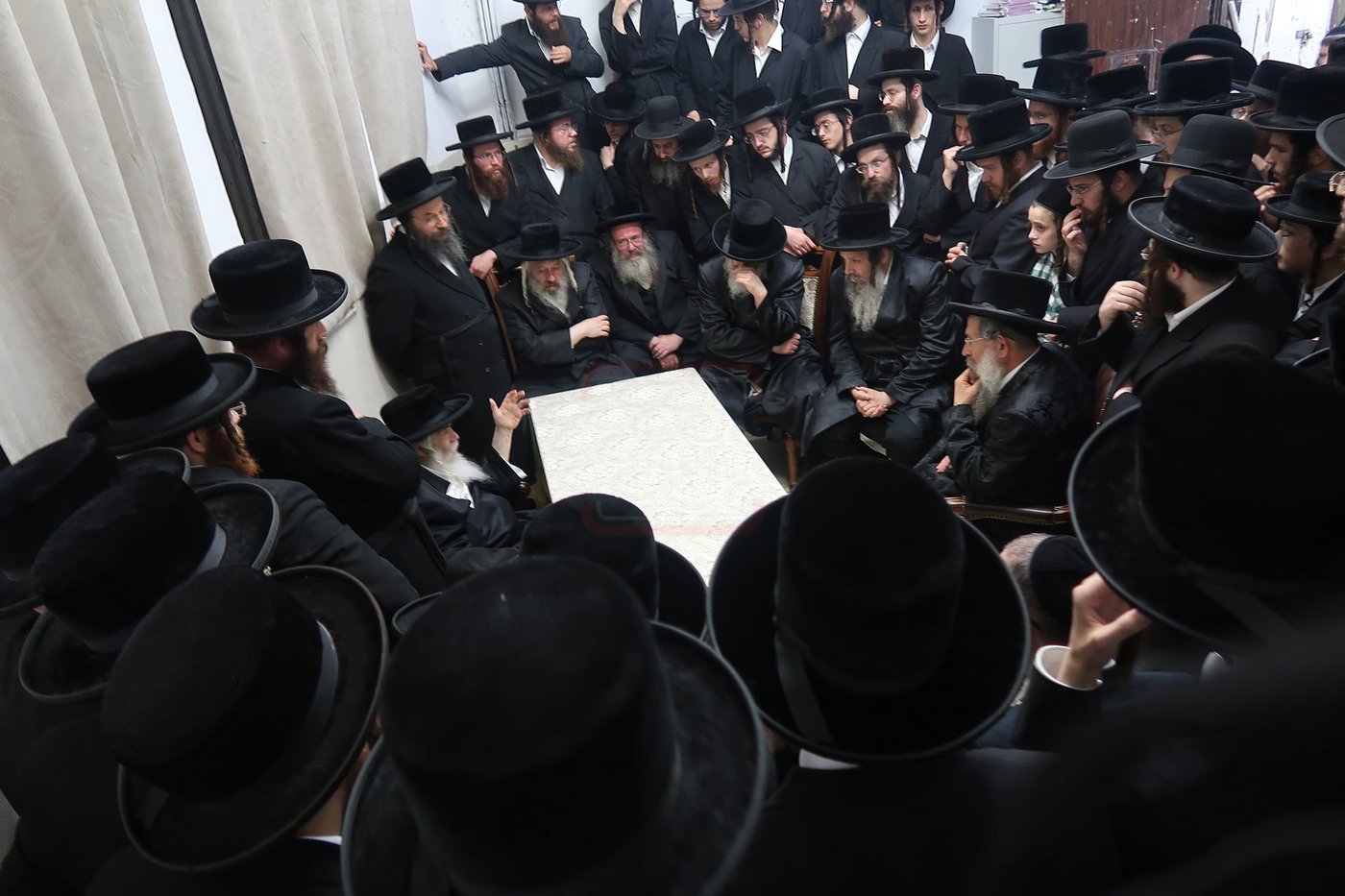 ניחום אבלים בחצה"ק קרעטשניף י-ם