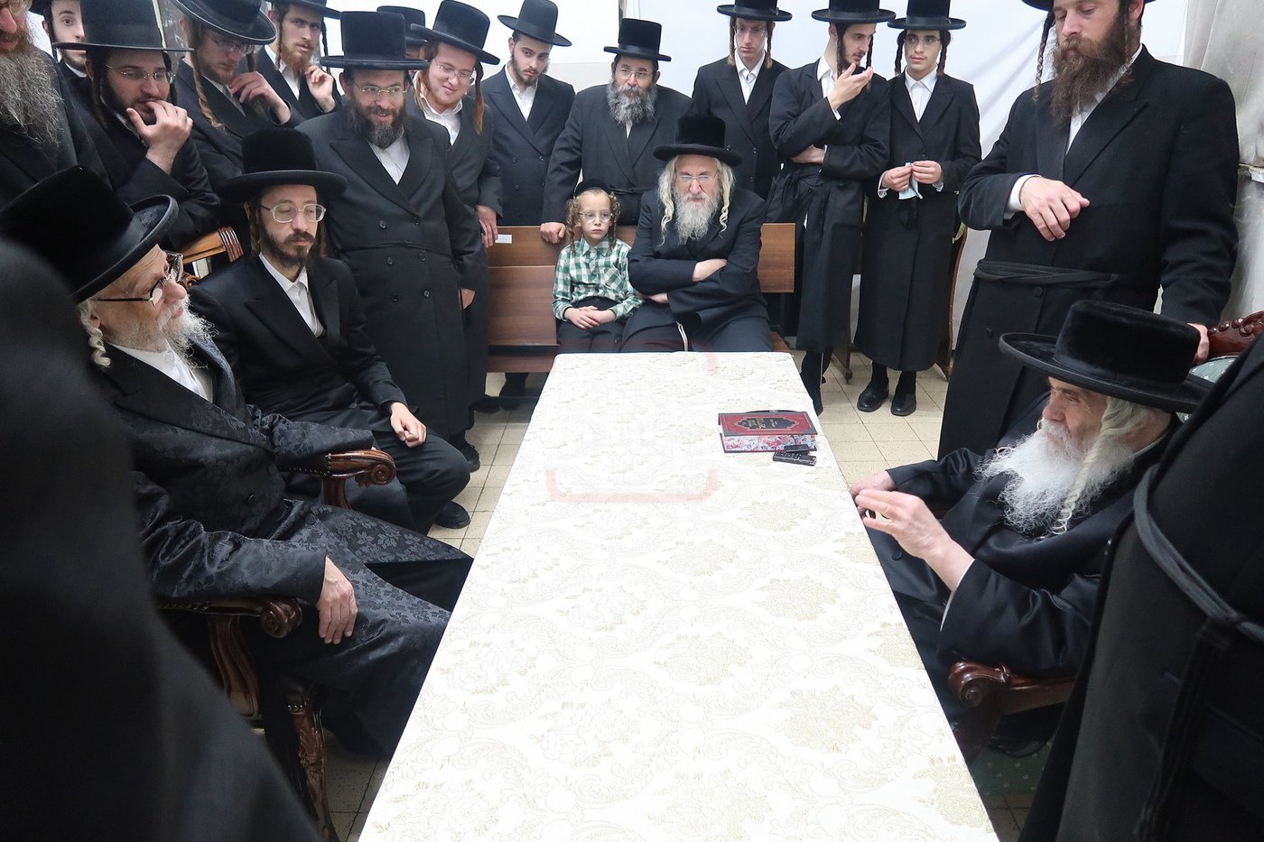 ניחום אבלים בחצה"ק קרעטשניף י-ם