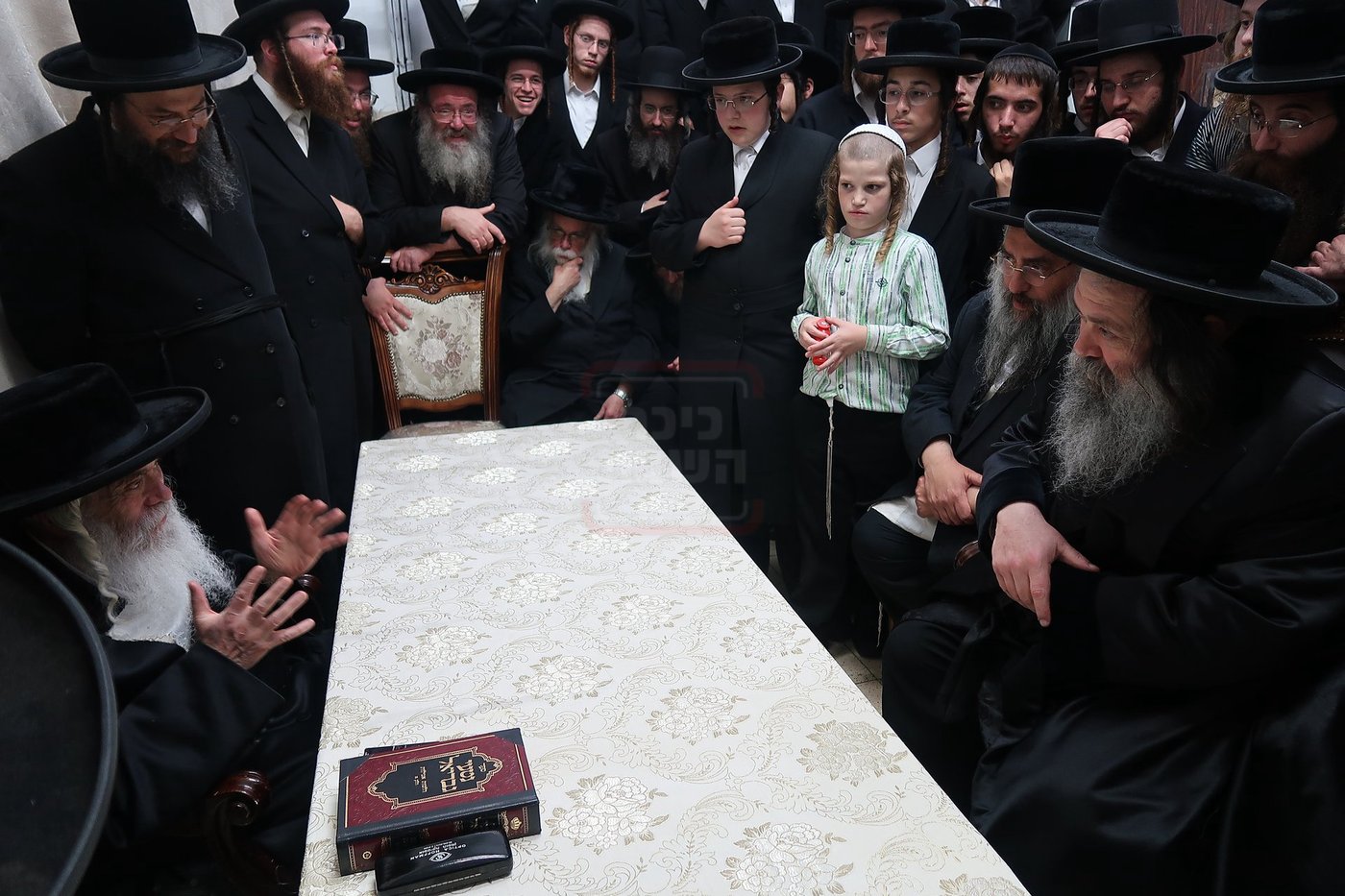 ניחום אבלים בחצה"ק קרעטשניף י-ם