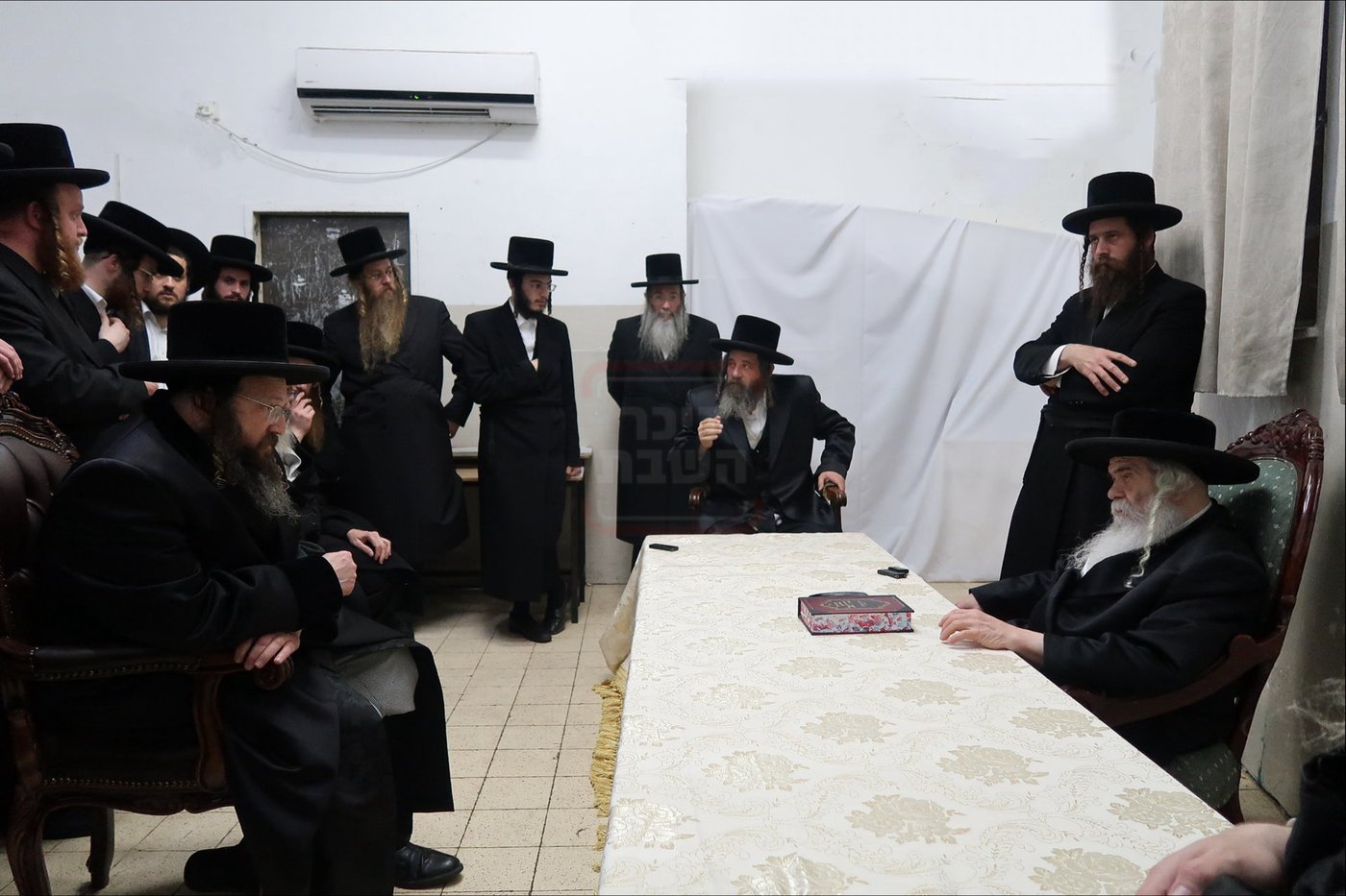 ניחום אבלים בחצה"ק קרעטשניף י-ם