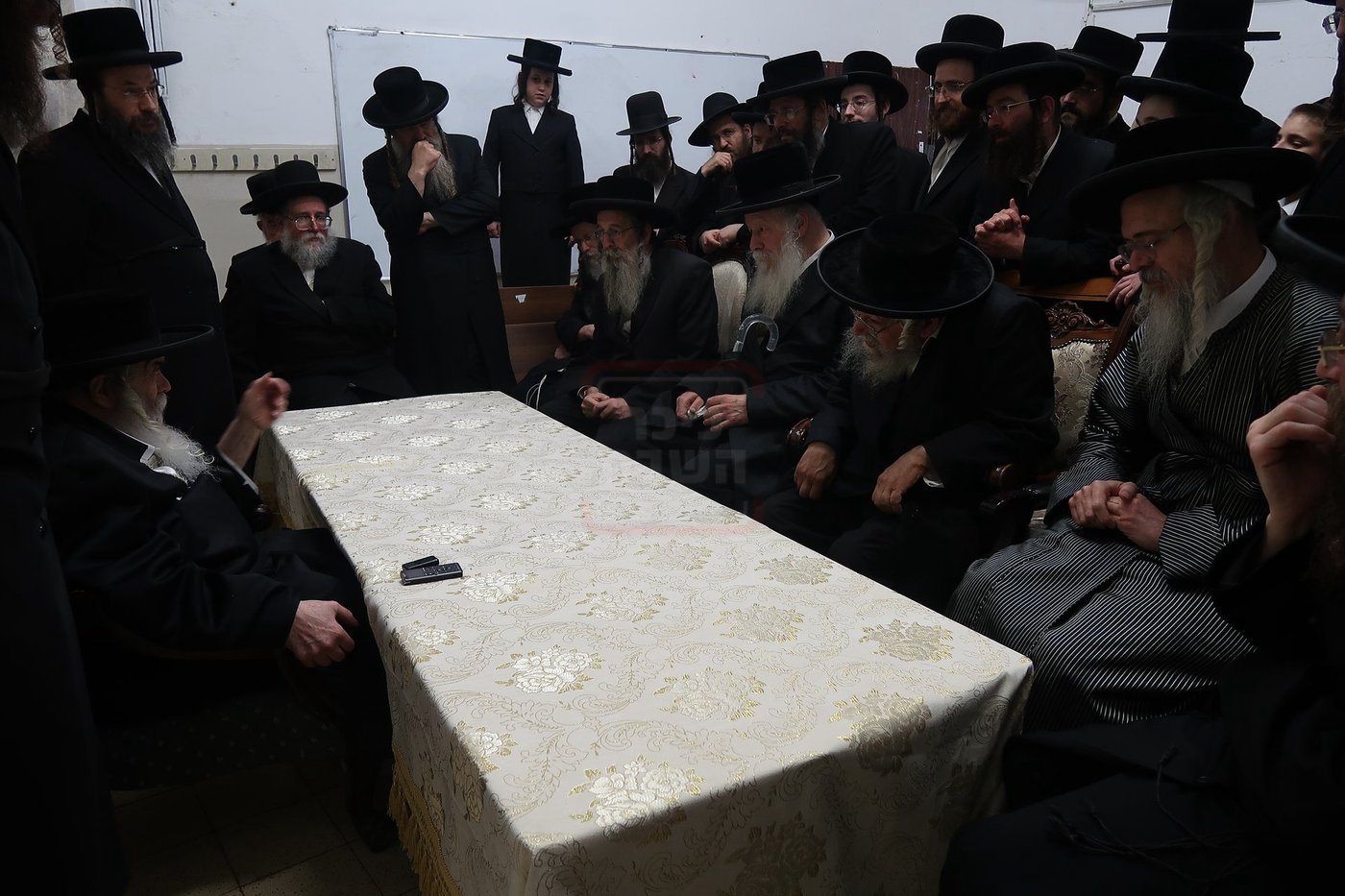ניחום אבלים בחצה"ק קרעטשניף י-ם