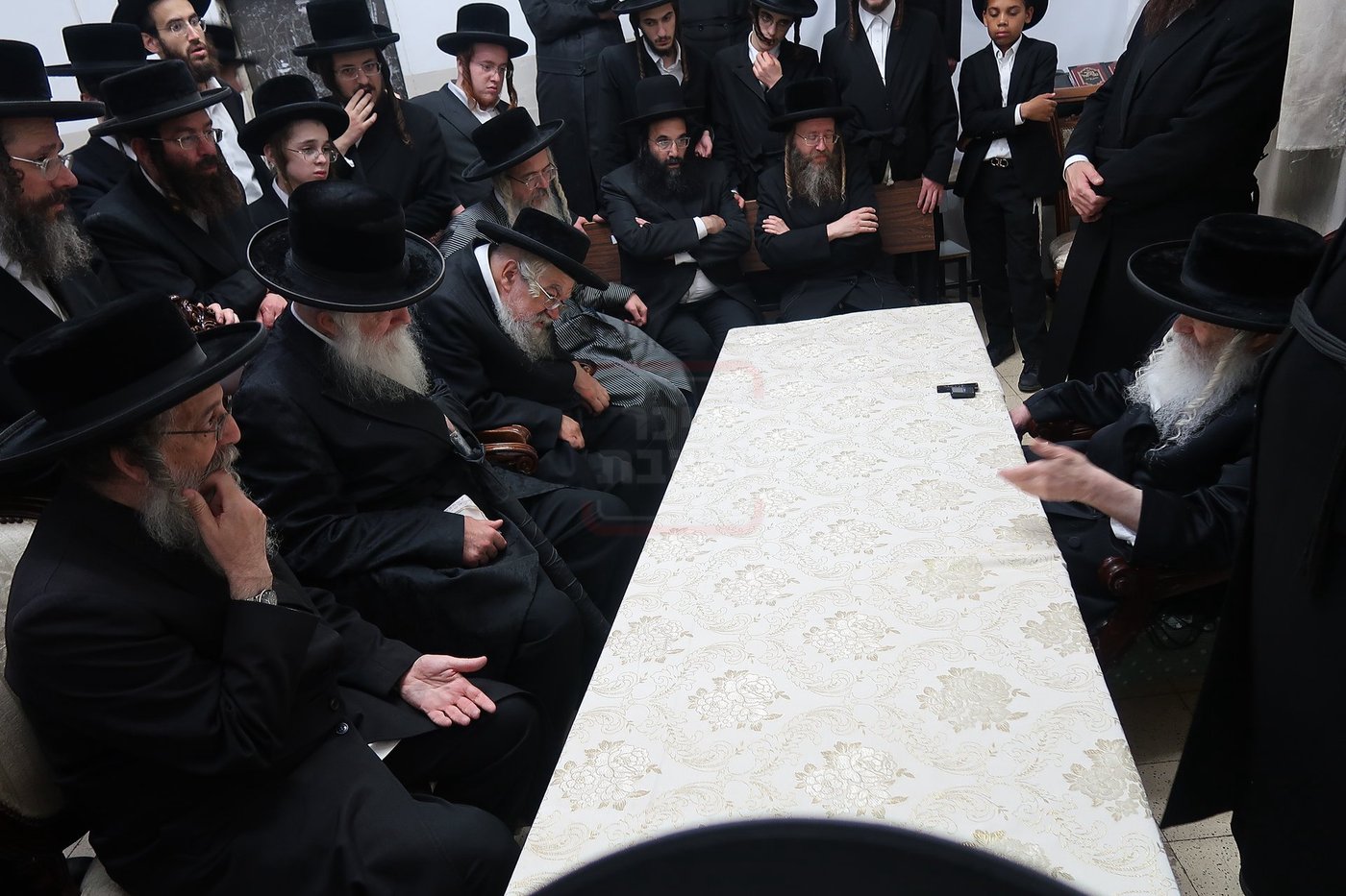ניחום אבלים בחצה"ק קרעטשניף י-ם