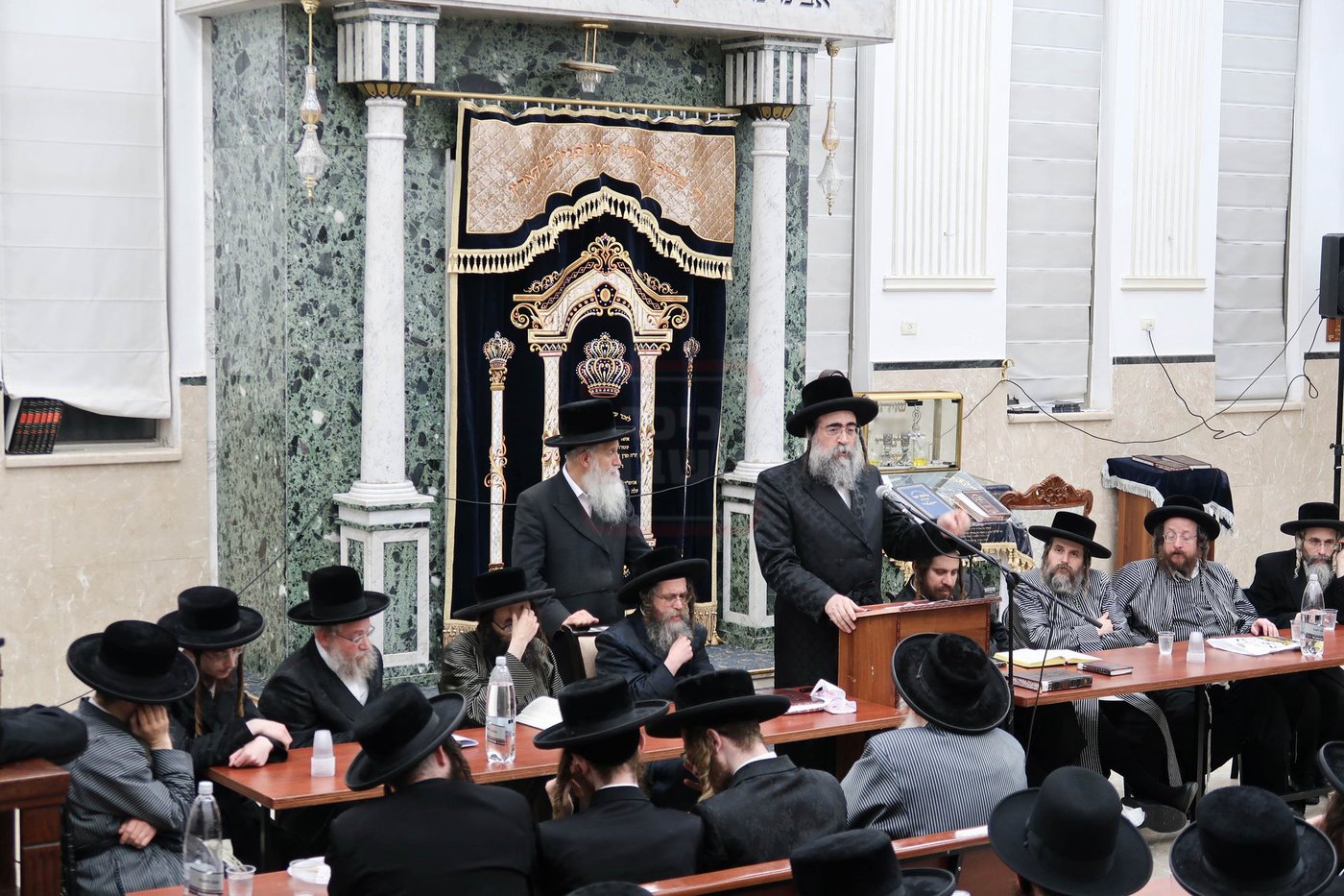 האדמו"ר מעבודת הלב מספיד בעצרת התעוררות ככלות השבעה על האדמו"ר מקרעטשניף סיגעט זצ"ל