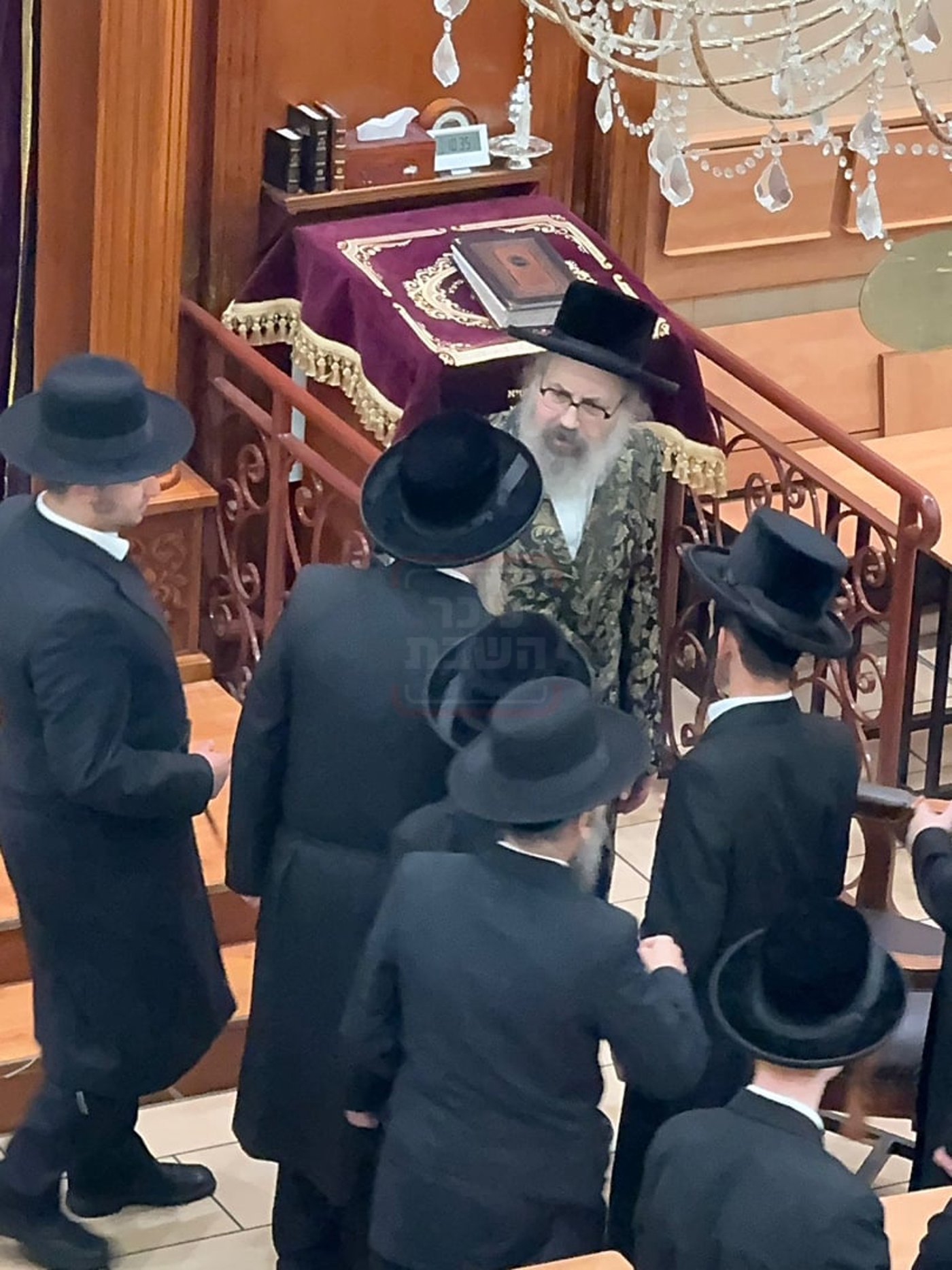 חסידים מקדמים את פני האדמו"ר מויז'ניץ לונדון 