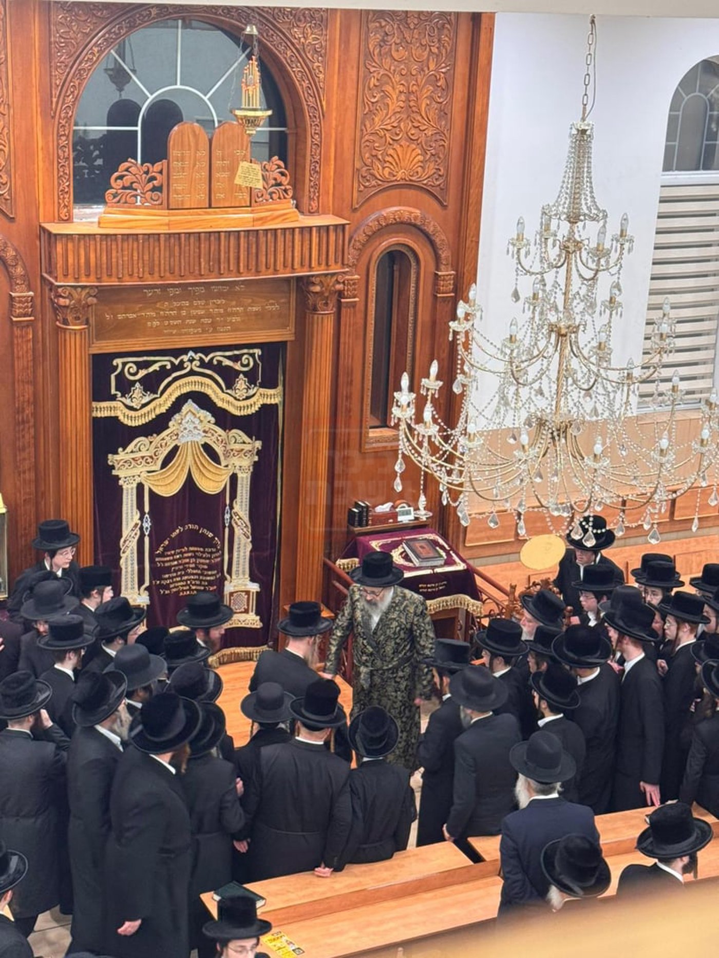 חסידים מקדמים את פני האדמו"ר מויז'ניץ לונדון 