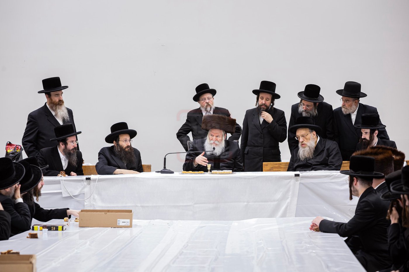 האדמו"ר מבאבוב בטיש לחיים לאחר התפילה