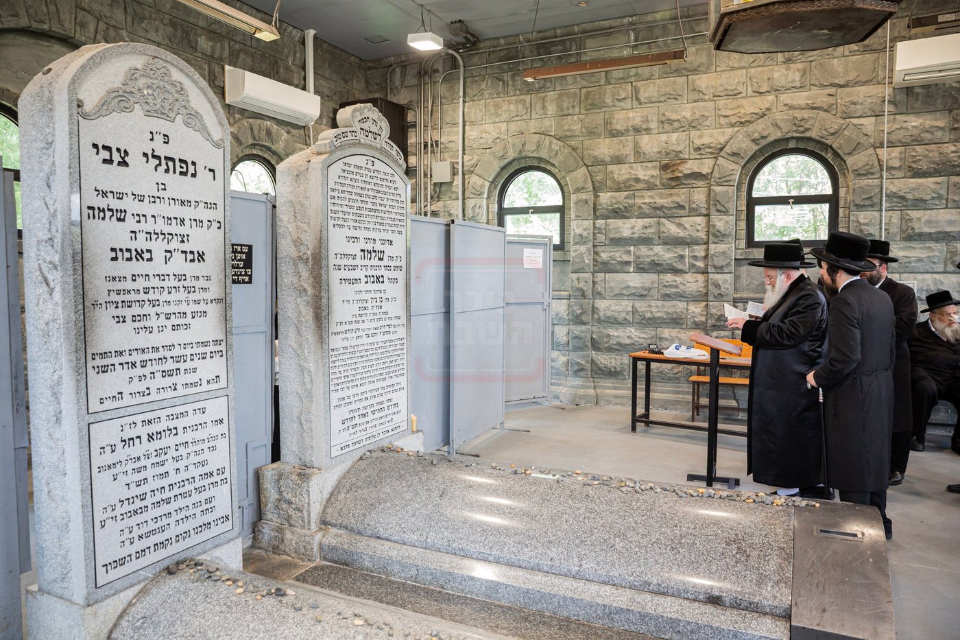 האדמו"ר מבאבוב ביום היא"צ של אמו הרבנית הצדקנית ע"ה