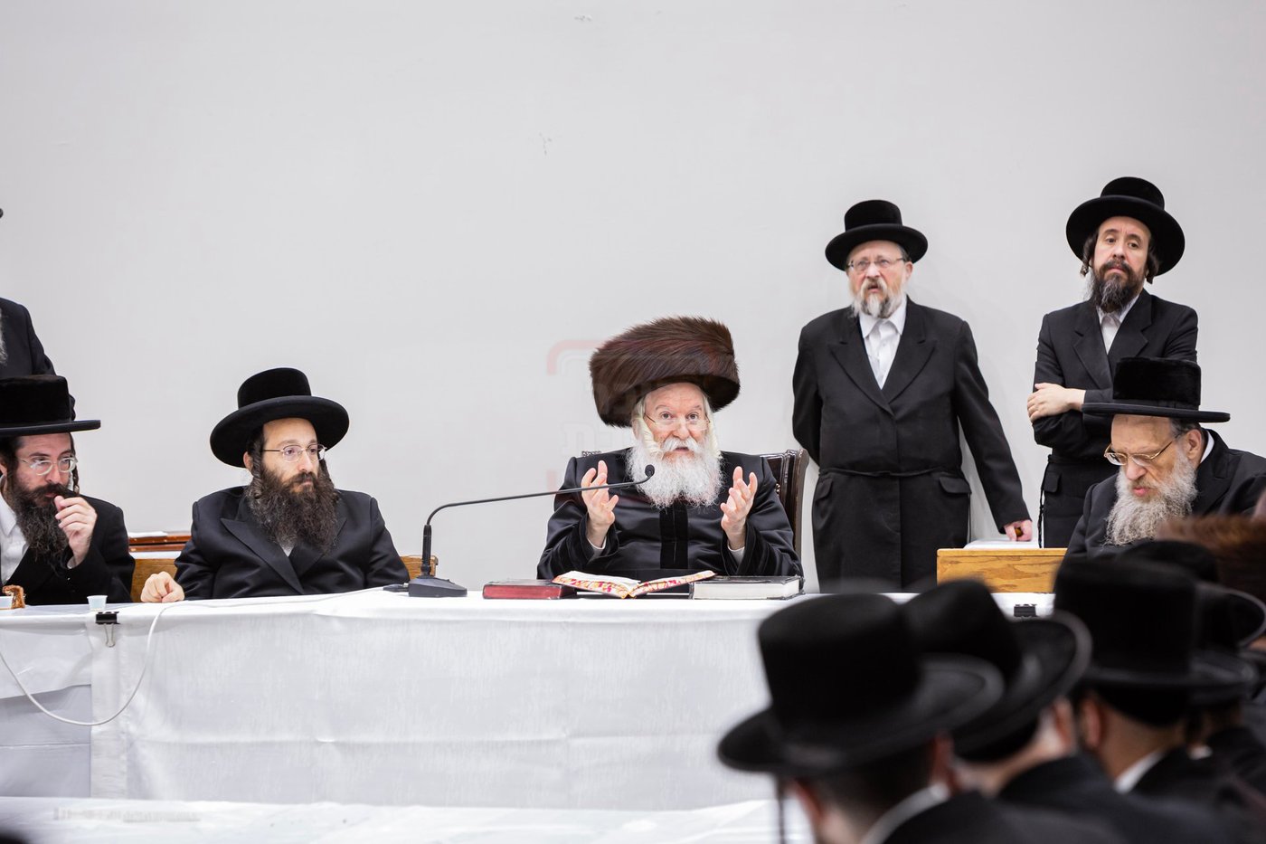 האדמו"ר מבאבוב בטיש לחיים לאחר התפילה