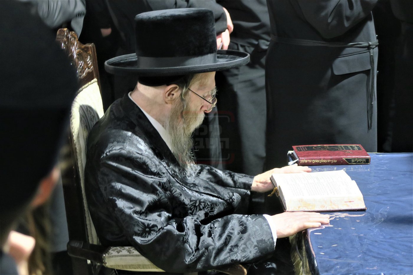 האדמו"ר מערלוי בתפילה באתרא קדישא מירון