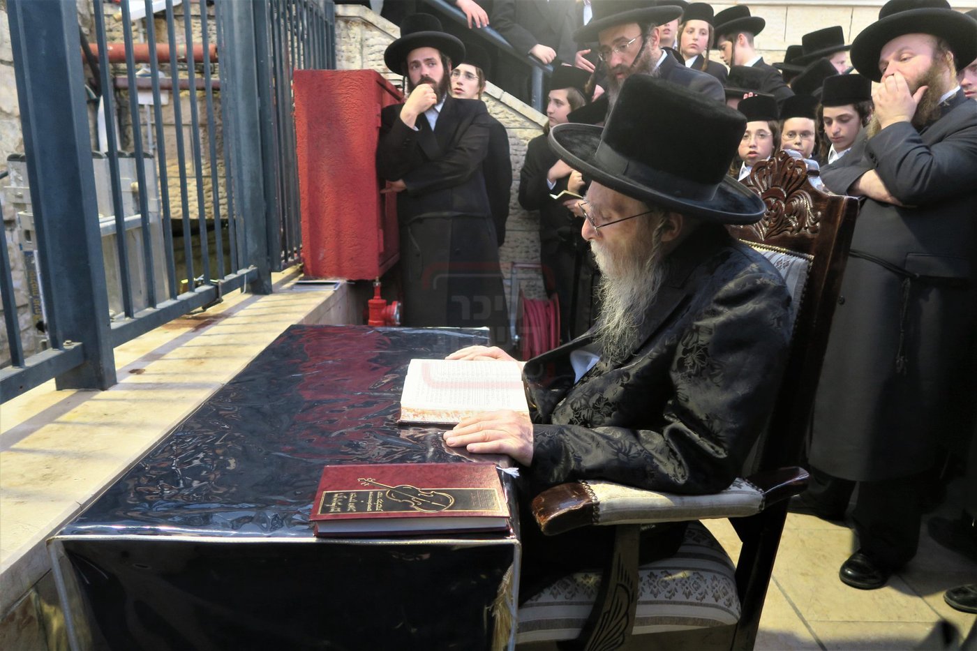 האדמו"ר מערלוי בתפילה באתרא קדישא מירון