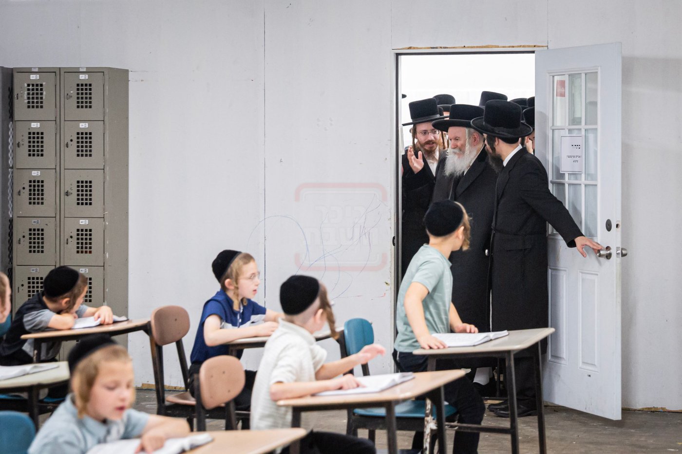 האדמו"ר מבאבוב בביקור בת"ת בלינדן