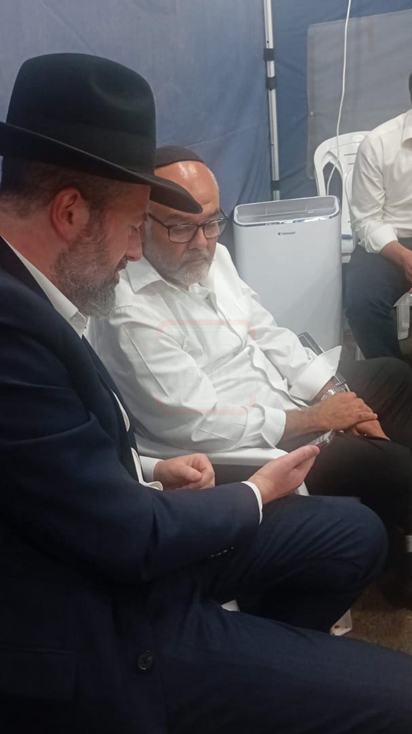 ר' אברהם נאמן מקריא את המכתב החזיקו מהרבי מקאלוב