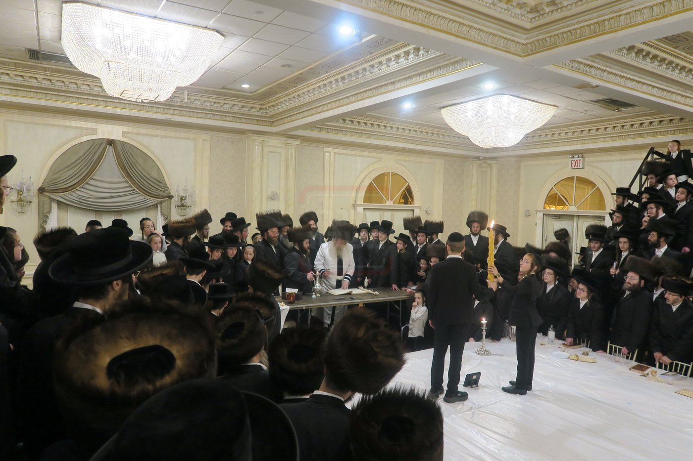 האדמו"ר מניקלשבורג מוצאי שב"ק בווילאמסבורג