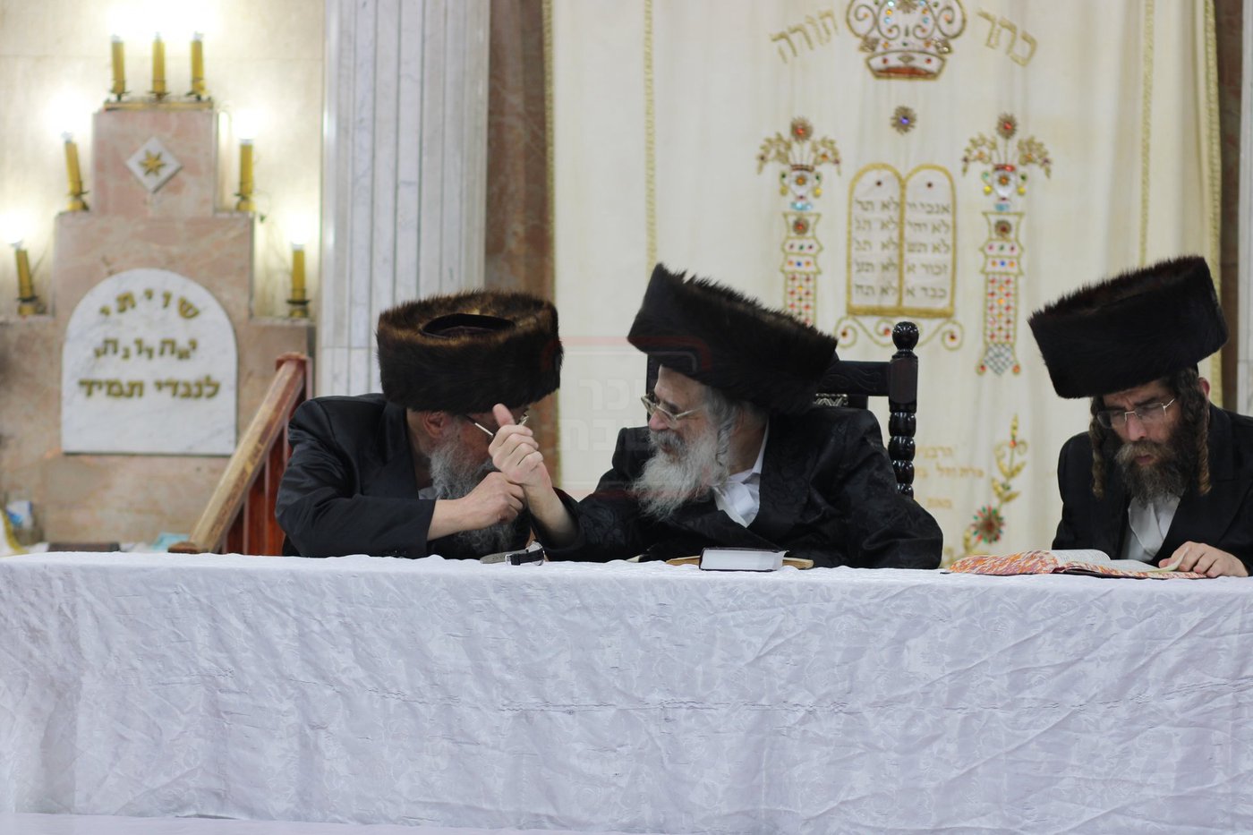 טיש נעילת החג בחצה"ק חוג חתם סופר