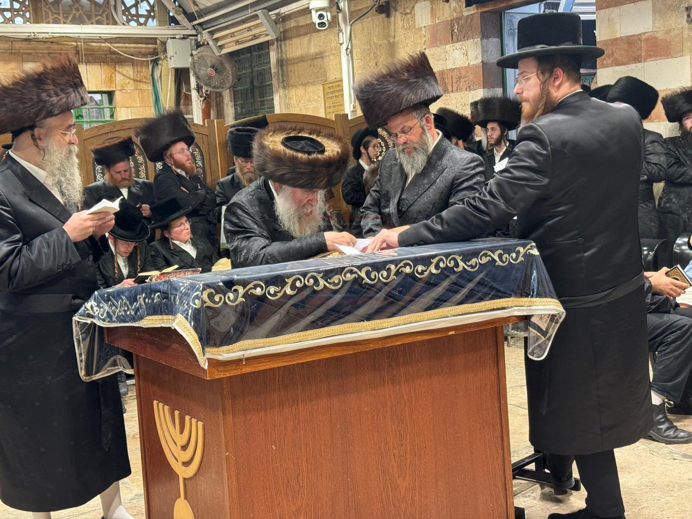 הגה"צ גאב"ד מאקאווא באמירת הסליחות במערת המכפלה