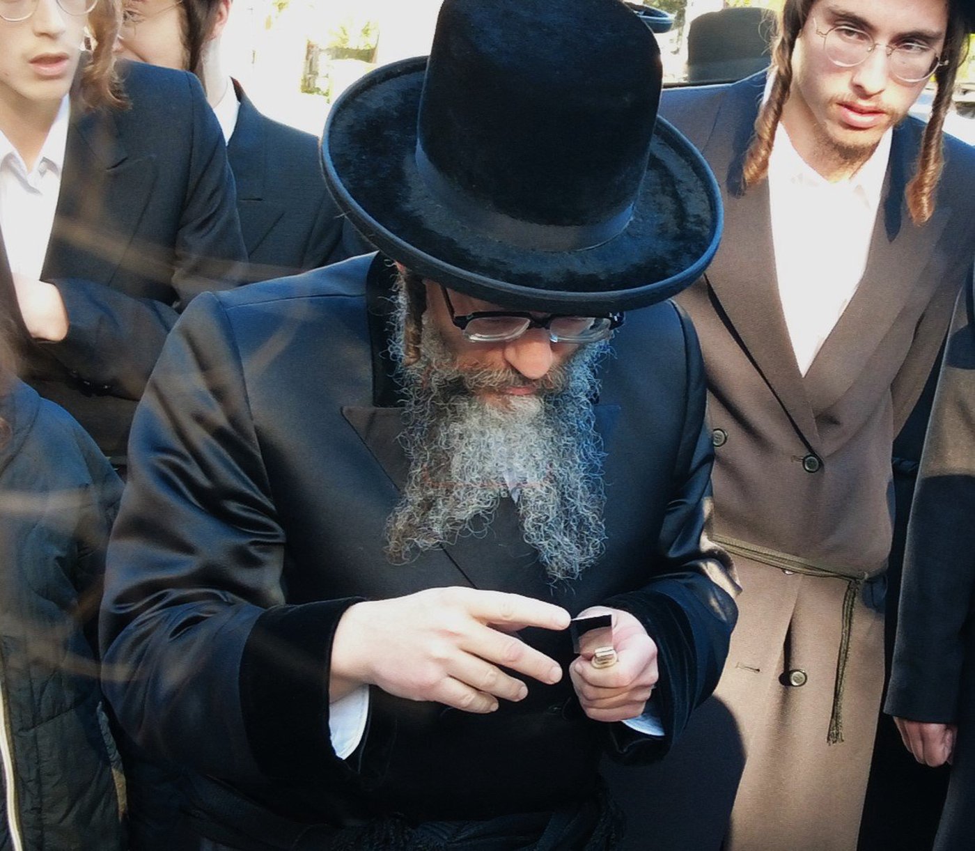 האדמו"ר מסקולען לייקווד בבדיקת החלף לפני השחיטה