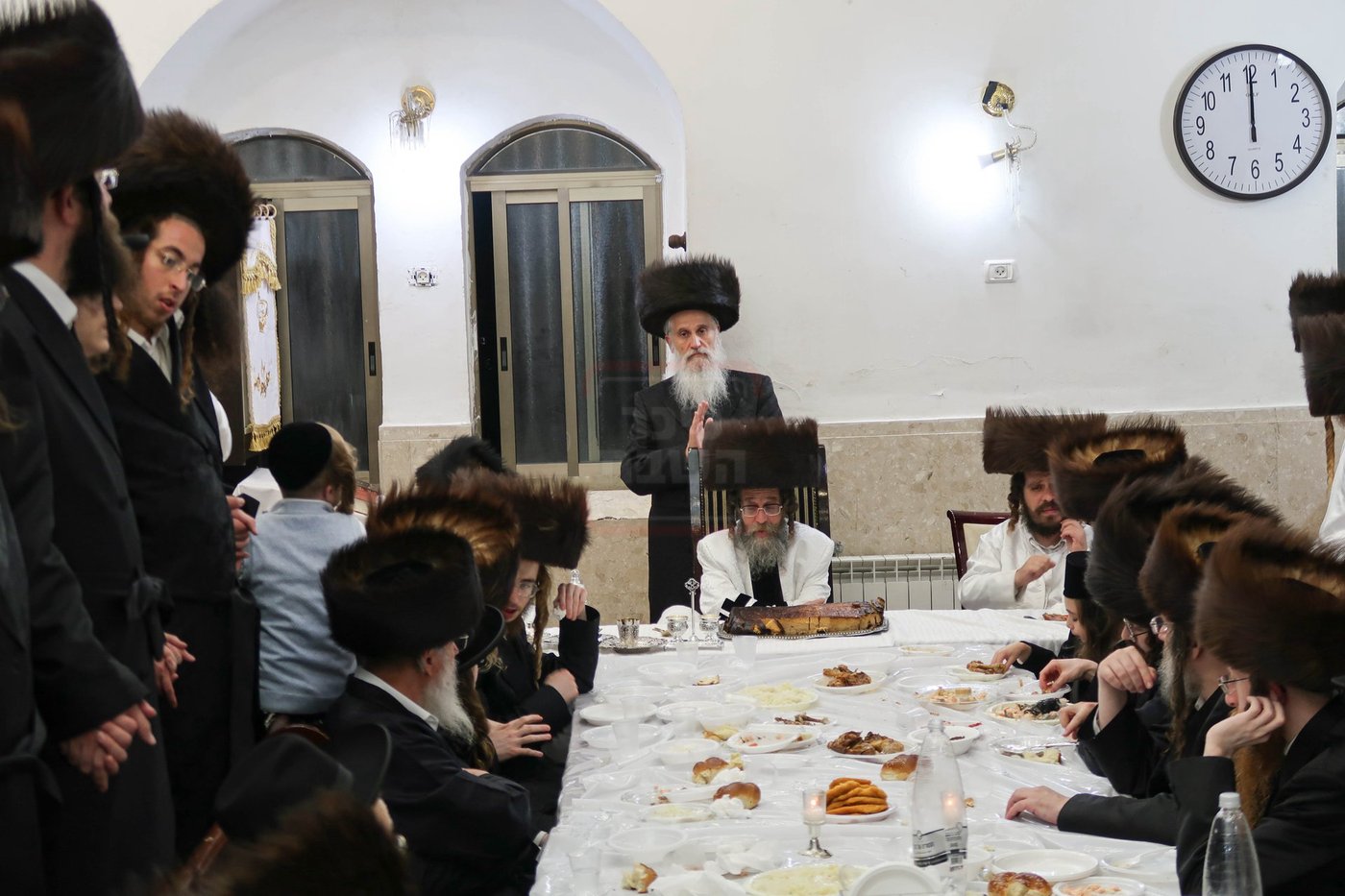 מוצאי יום כיפור אצל האדמו"ר מקרעטשניף סיגעט