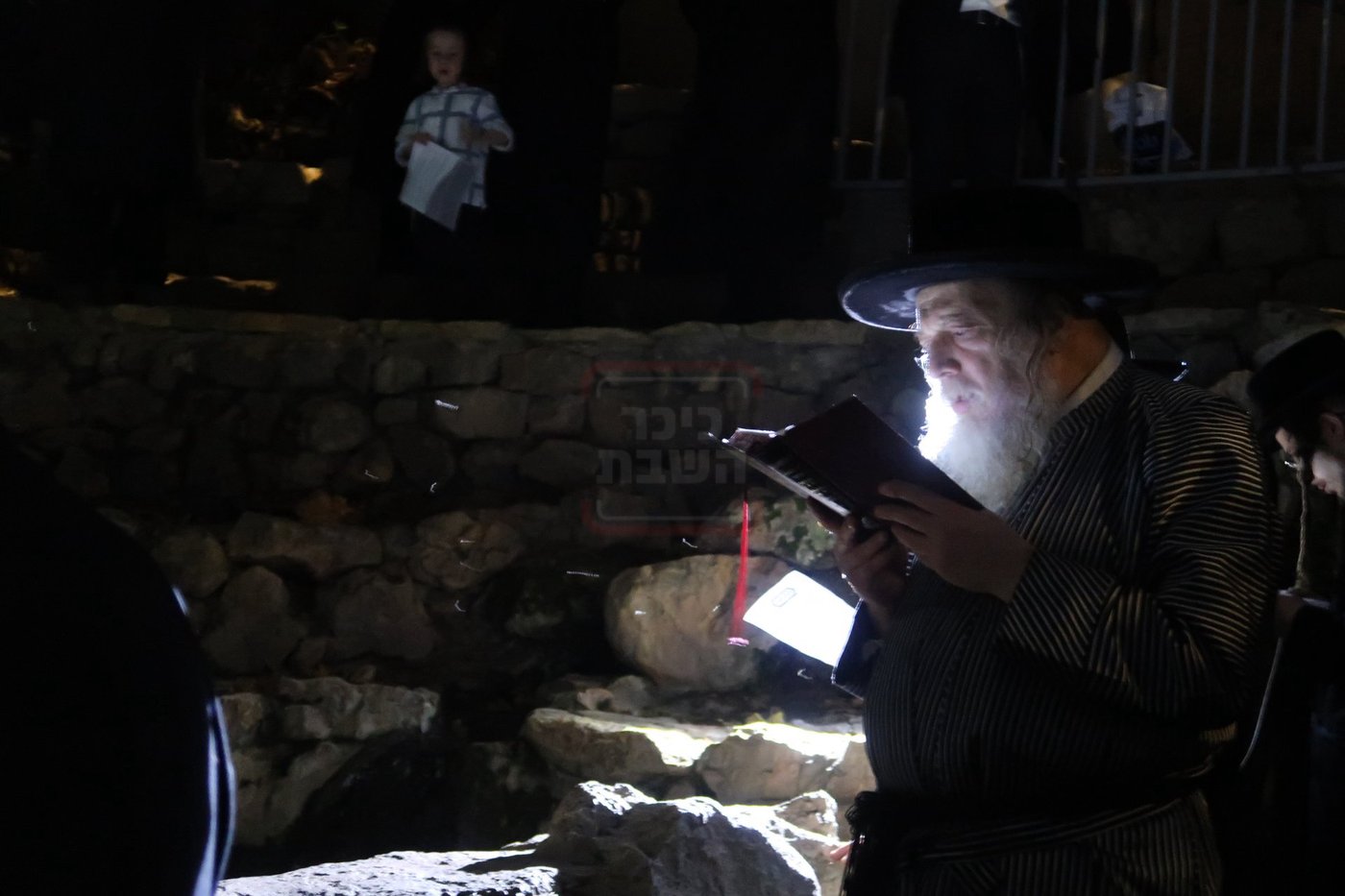 הרבי ממבקשי אמונה באמירת תשליך במעיין במברשת ציון