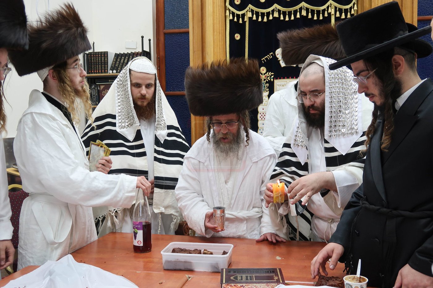 מוצאי יום כיפור אצל האדמו"ר מקרעטשניף סיגעט