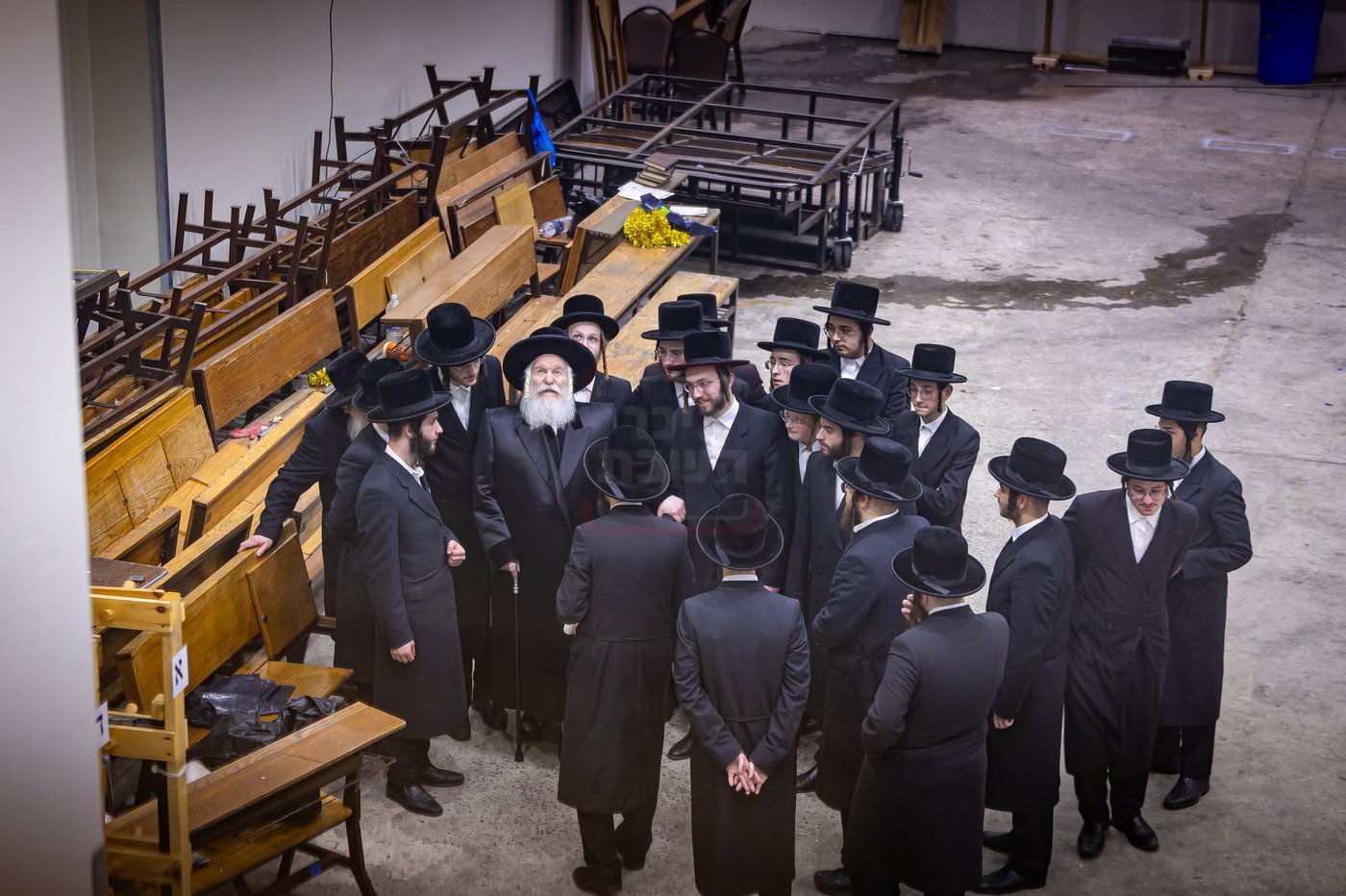 האדמו"ר מבאבוב בסיור בסוכה הגדולה של החסידות
