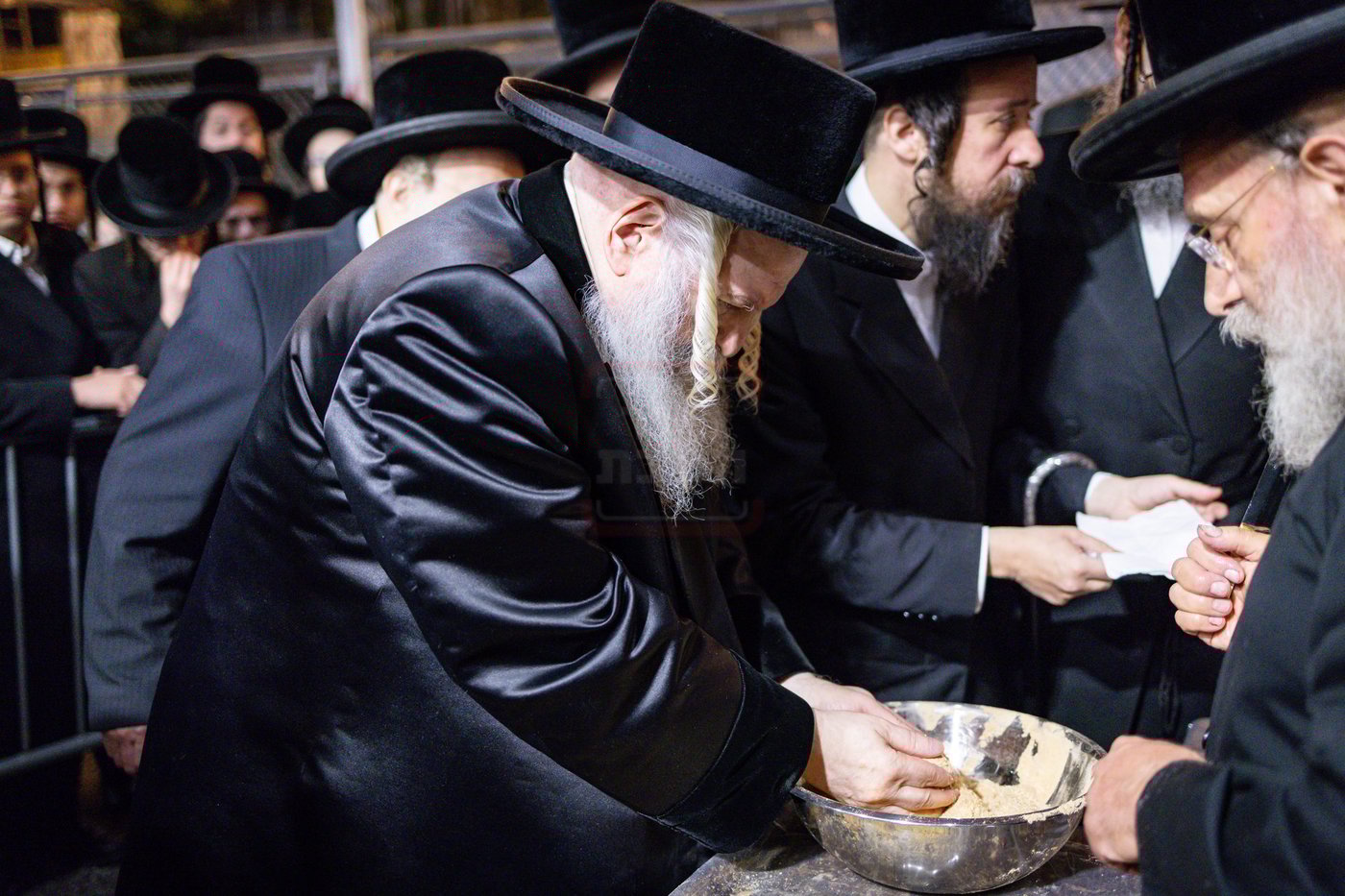האדמו"ר מבאבוב בכיסוי הדם בעפר