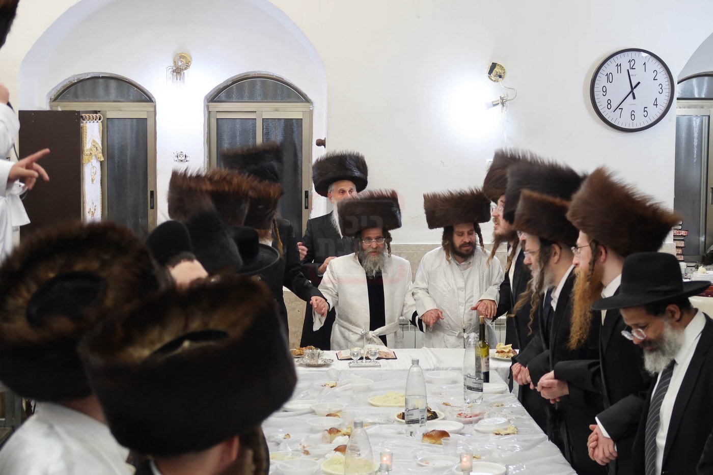 מוצאי יום כיפור אצל האדמו"ר מקרעטשניף סיגעט