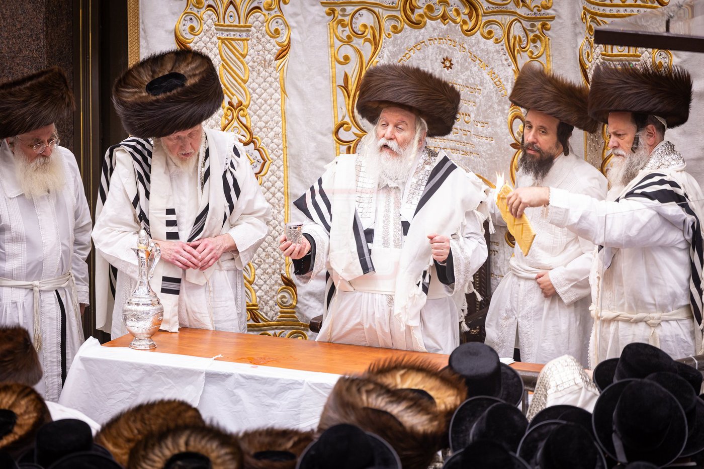 מוצאי יום כיפור בחצה"ק באבוב