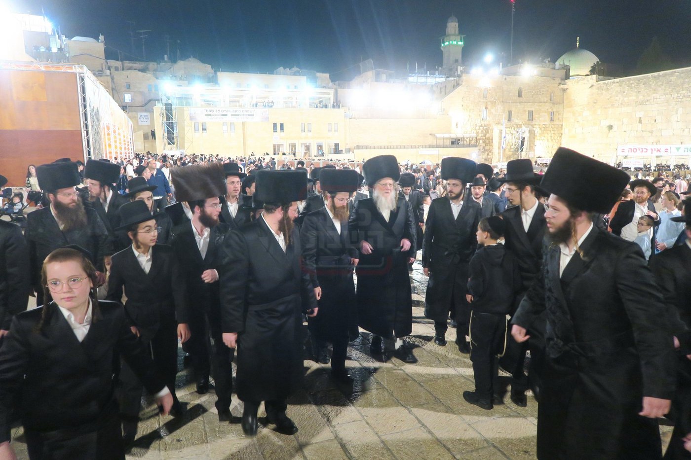 האדמו"ר ממודז'יץ בתפילה ע"י ה'כותל המערבי'
