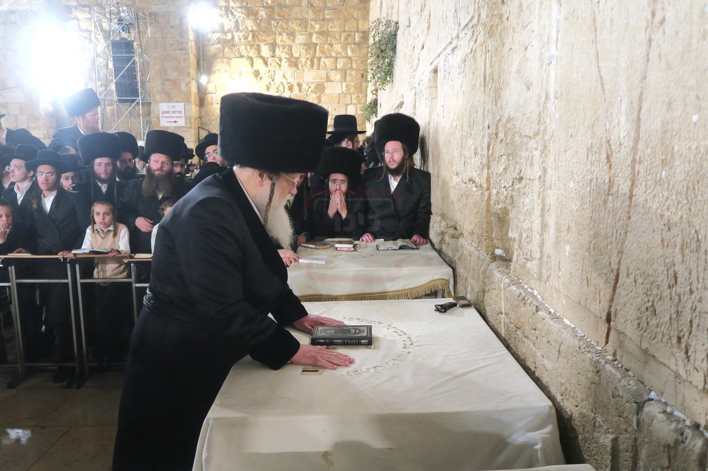 האדמו"ר ממודז'יץ בתפילה ע"י ה'כותל המערבי'