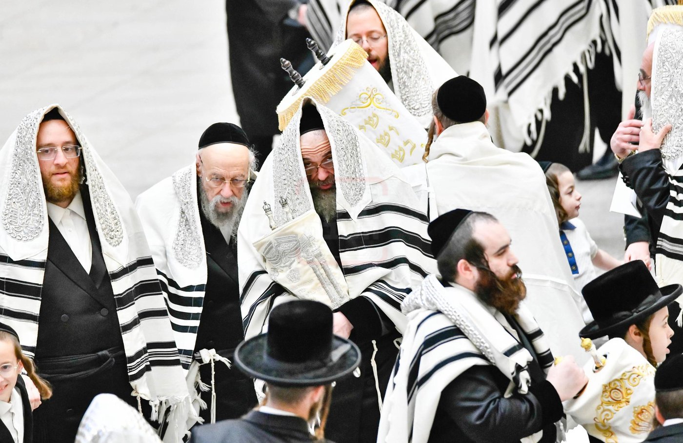 הגה"צ רבי חיים מאיר הגר בהקפות בחג שמחת תורה לבני חו"ל