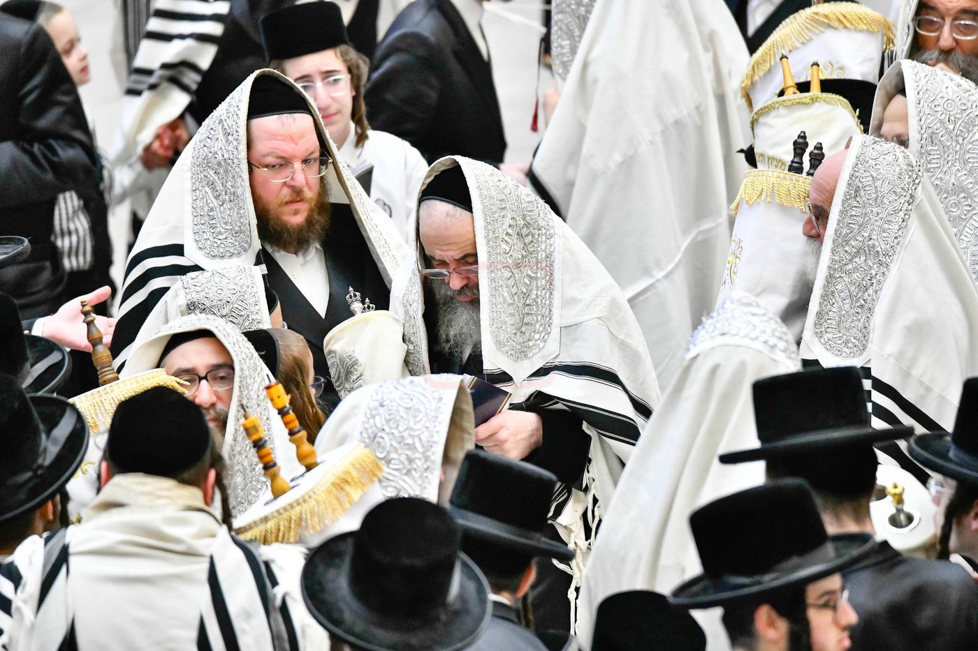 הגה"צ רבי חיים מאיר הגר בהקפות בחג שמחת תורה לבני חו"ל