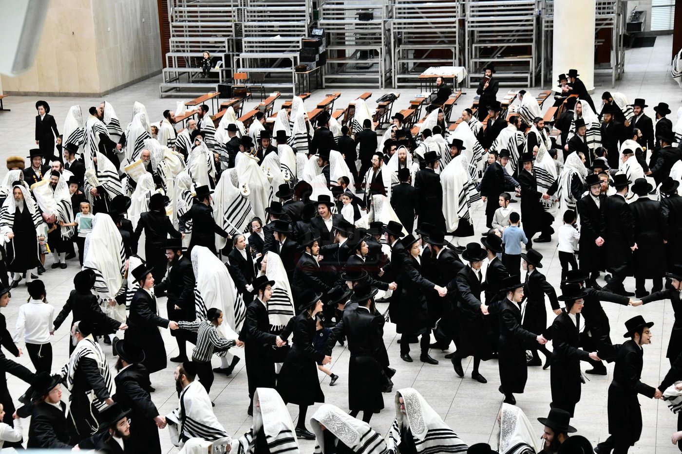 הגה"צ רבי חיים מאיר הגר בהקפות בחג שמחת תורה לבני חו"ל