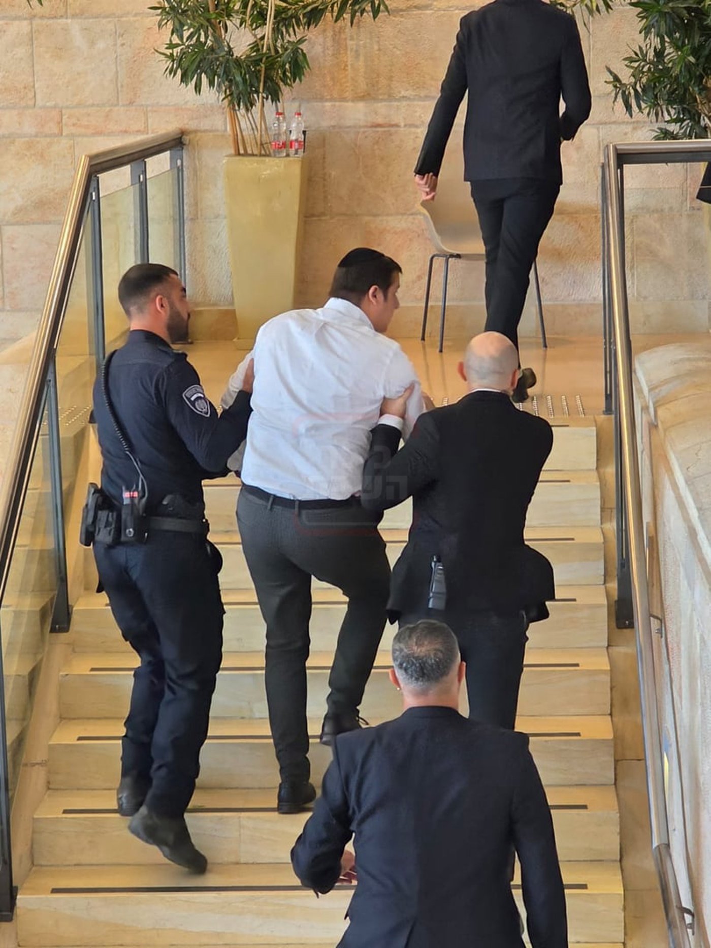 הטיסה החשאית לארה"ב | 'זופניק בכיכר' עם כל התמונות, הנייעס והחשיפות של השבוע