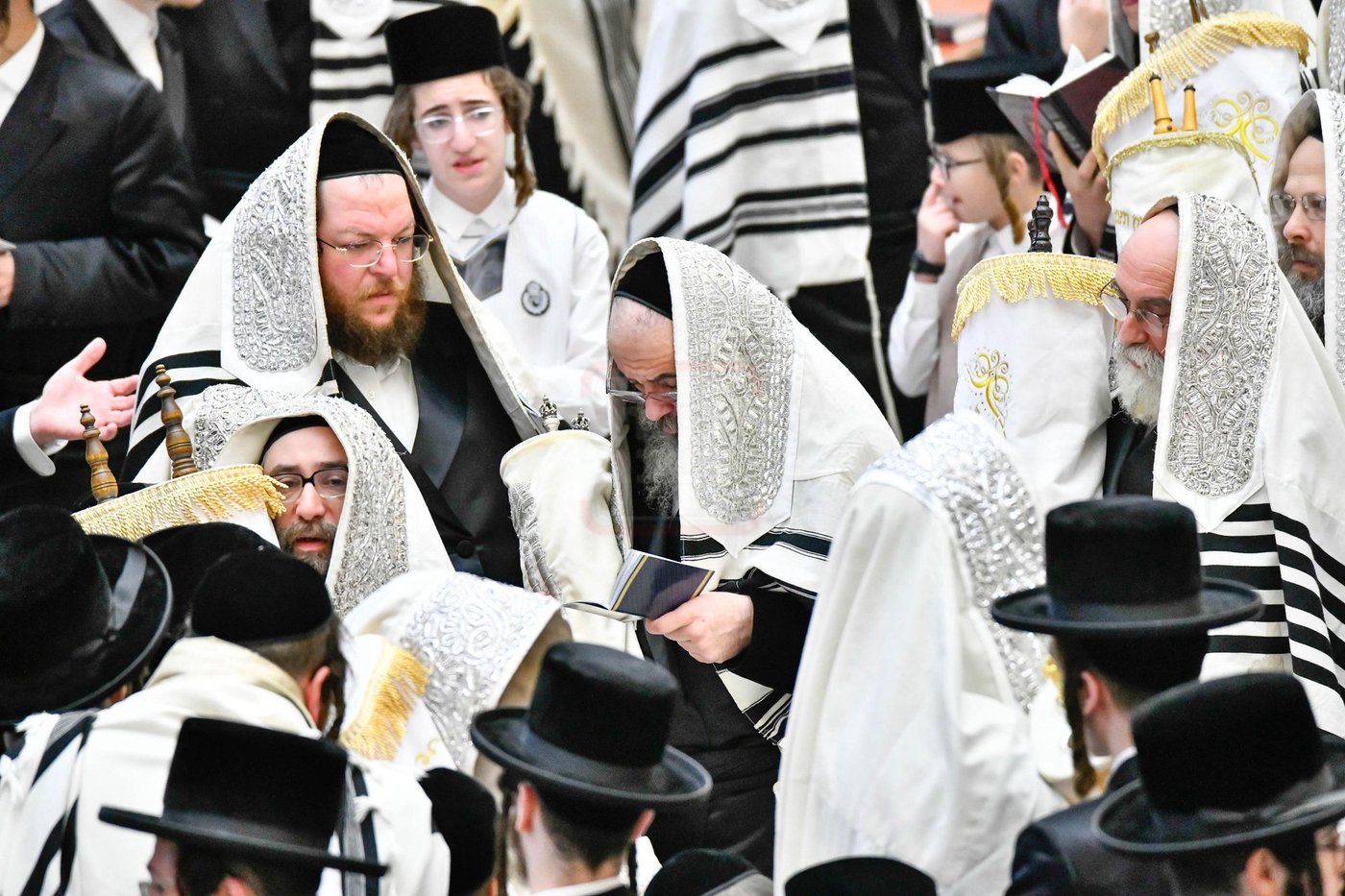 הגה"צ רבי חיים מאיר הגר בהקפות בחג שמחת תורה לבני חו"ל