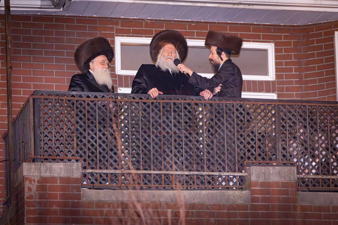 מוצאי שמחת תורה בחצה"ק באבוב