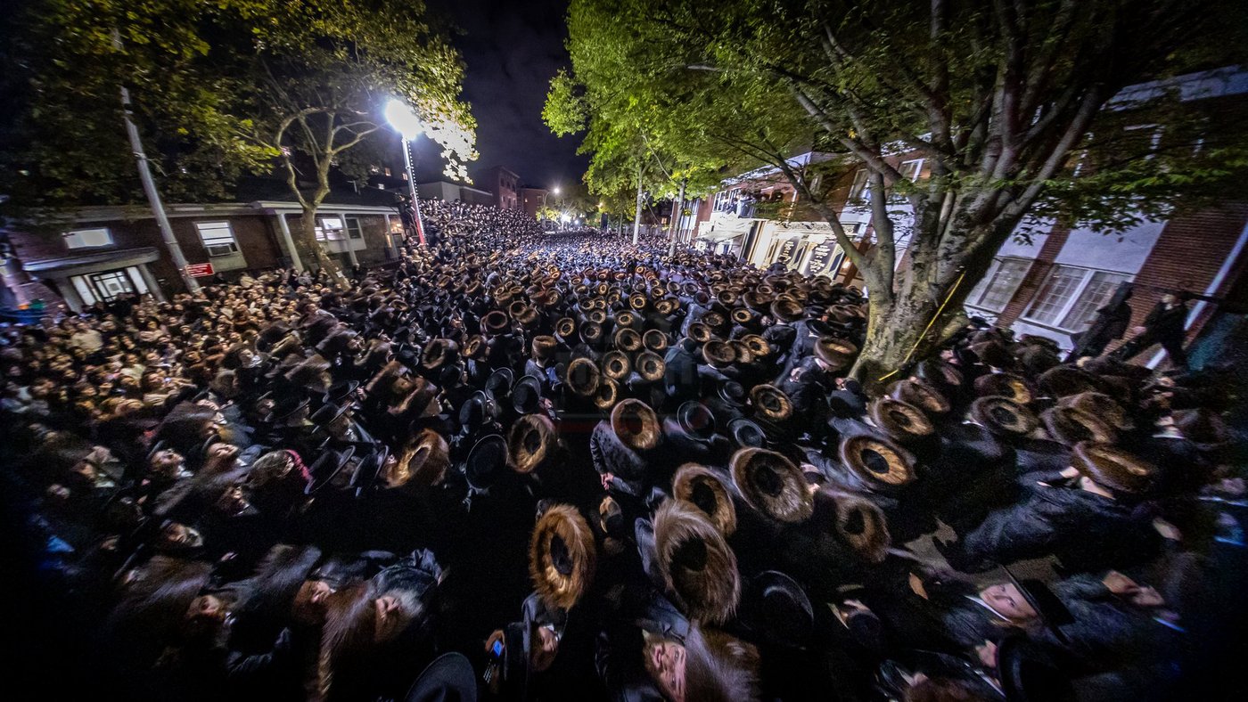 מוצאי חג שמיני עצרת בחצה"ק סאטמר
