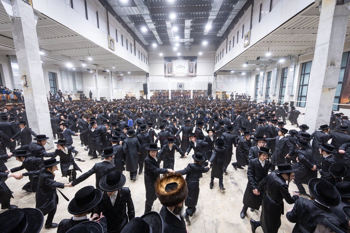 מוצאי חג שמיני עצרת בחצה"ק סאטמר