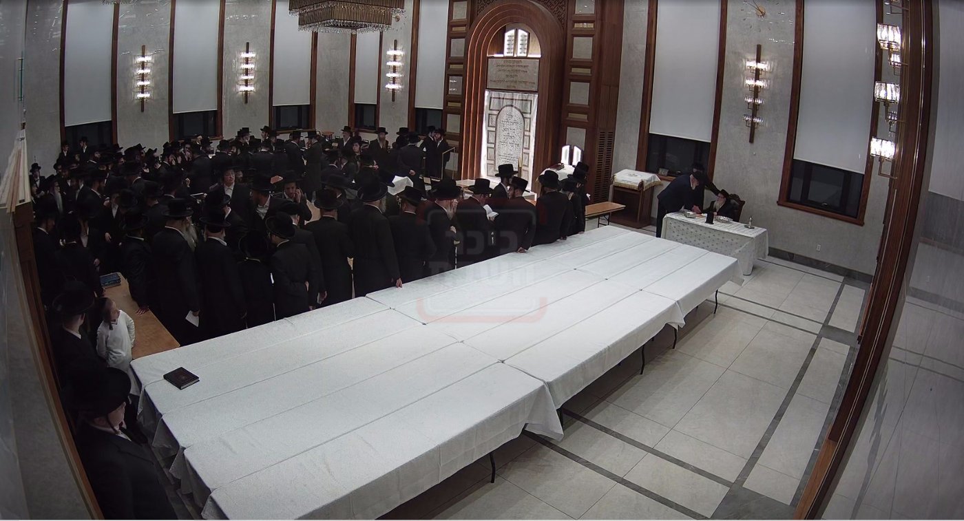 האדמו"ר מצאנז קלויזנבורג בקהלת קהל במונסי