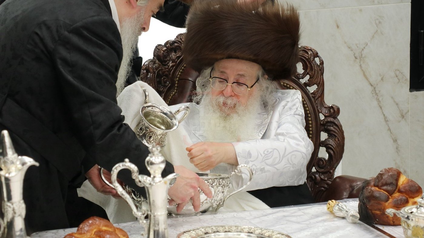 האדמו"ר מצאנז קלויזנבורג במוצאי יום כיפור