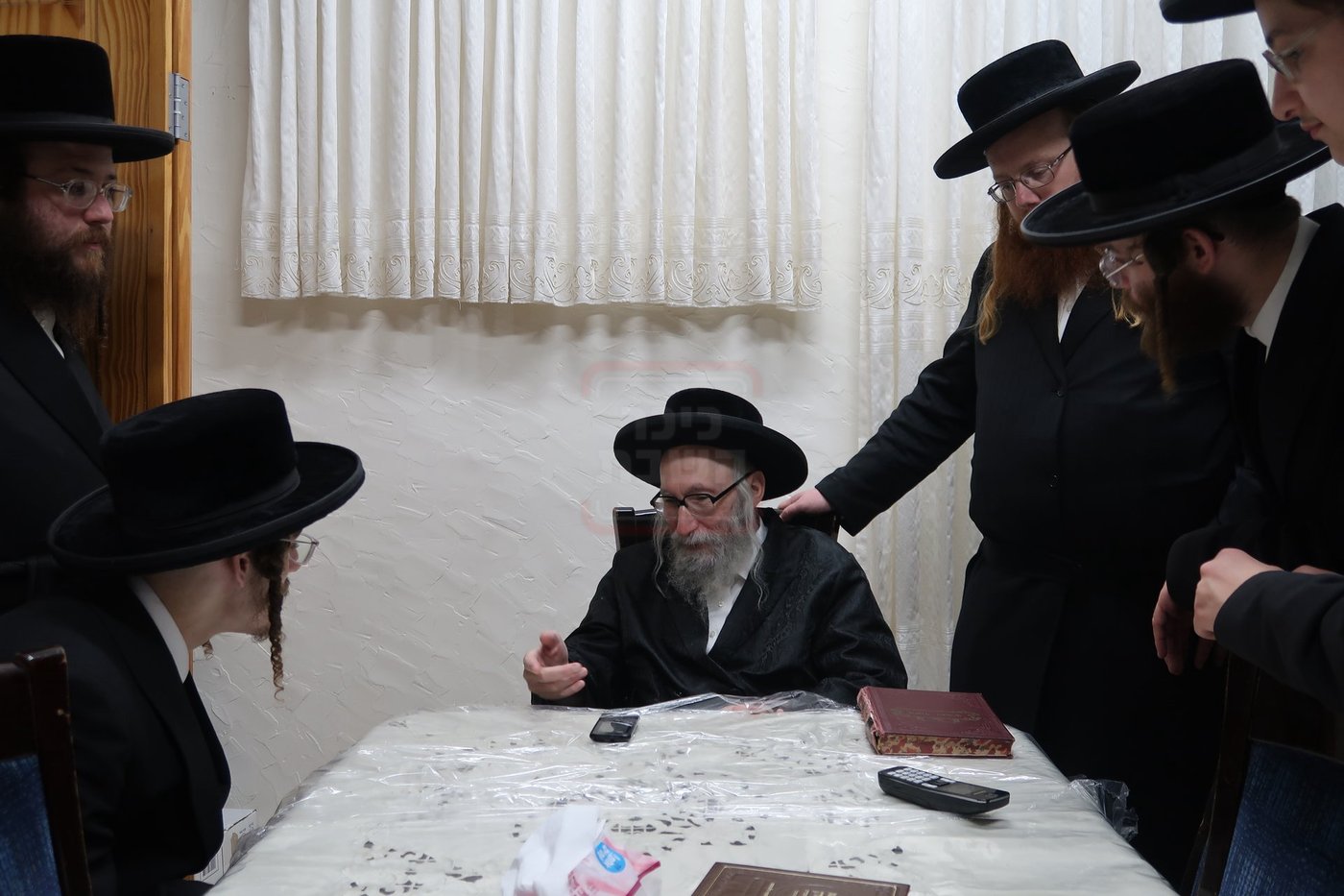 האסיר המשוחרר הרב אריה מרדכי רבינוביץ בבתי גדולי ישראל