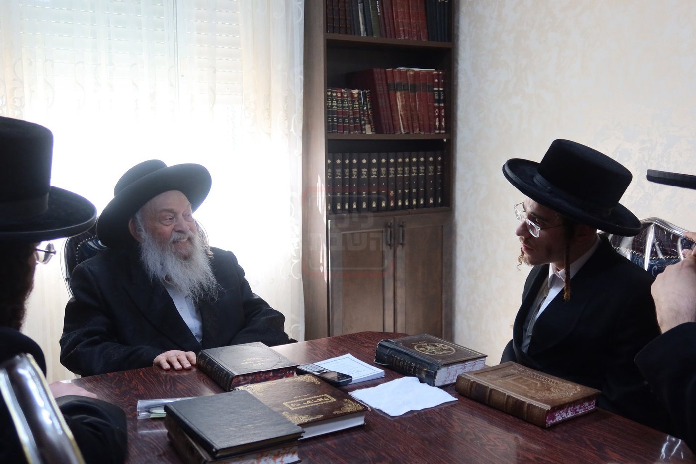 האסיר המשוחרר הרב אריה מרדכי רבינוביץ בבתי גדולי ישראל