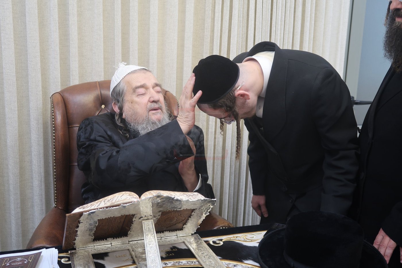 האסיר המשוחרר הרב אריה מרדכי רבינוביץ בבתי גדולי ישראל