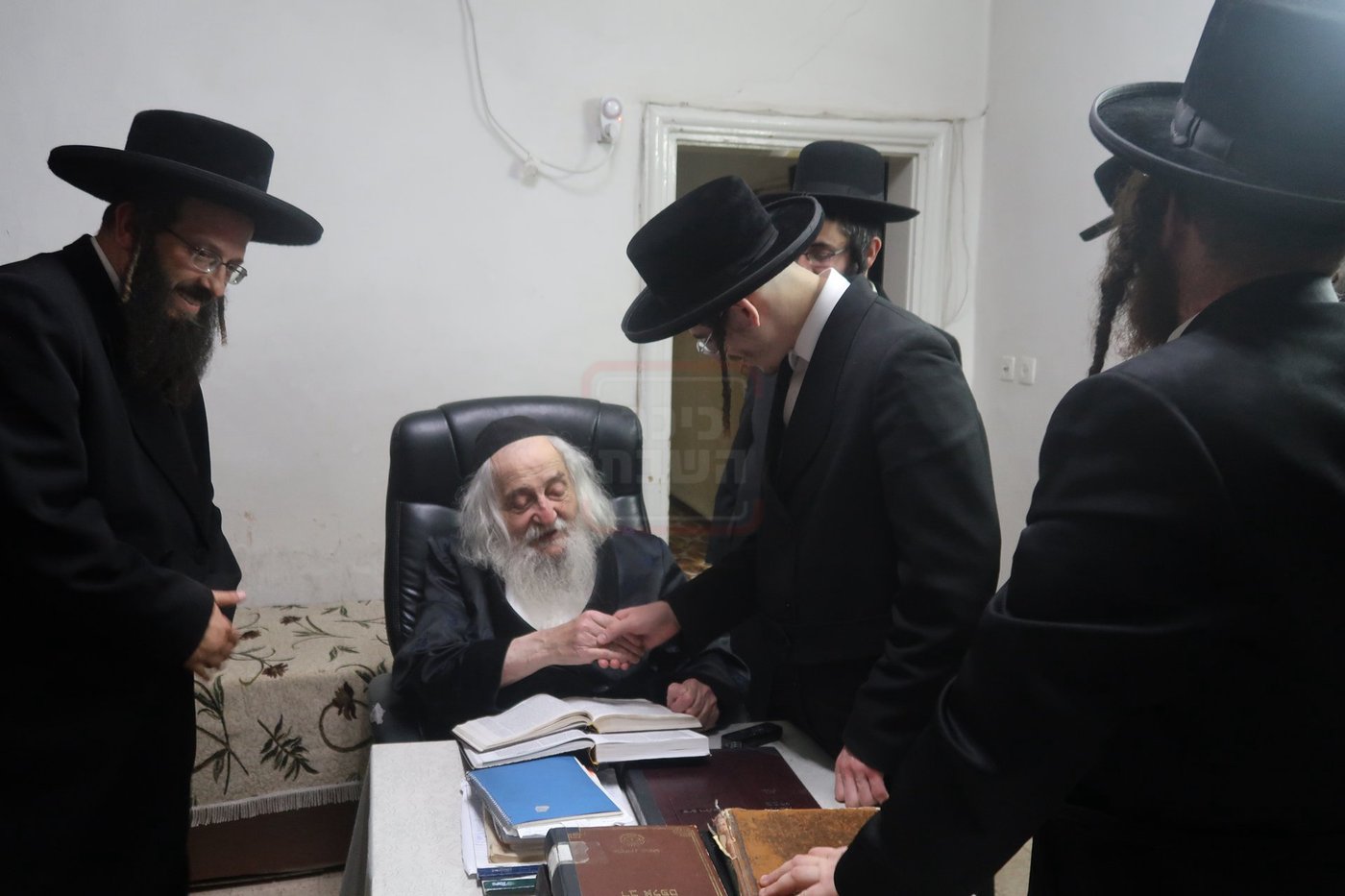 האסיר המשוחרר הרב אריה מרדכי רבינוביץ בבתי גדולי ישראל
