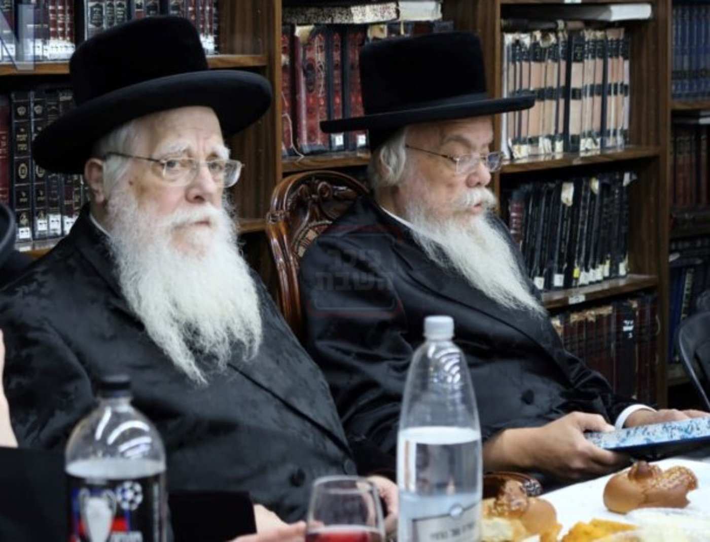 בעריכת השולחן עם אחיו יחידו, האדמו"ר משאץ ויז'ניץ