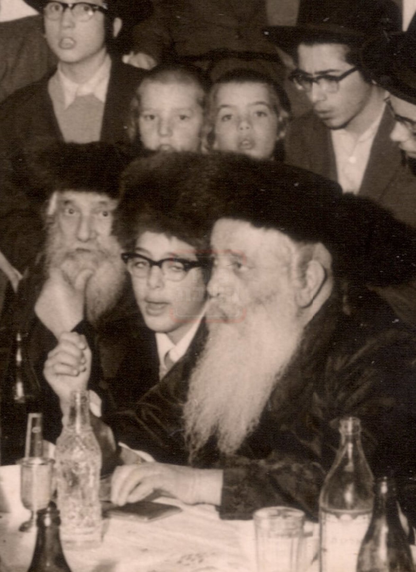 בילדותו עומד מאחורי זקינו ה'מקור ברוך' ודודו ה'אמרי חיים'