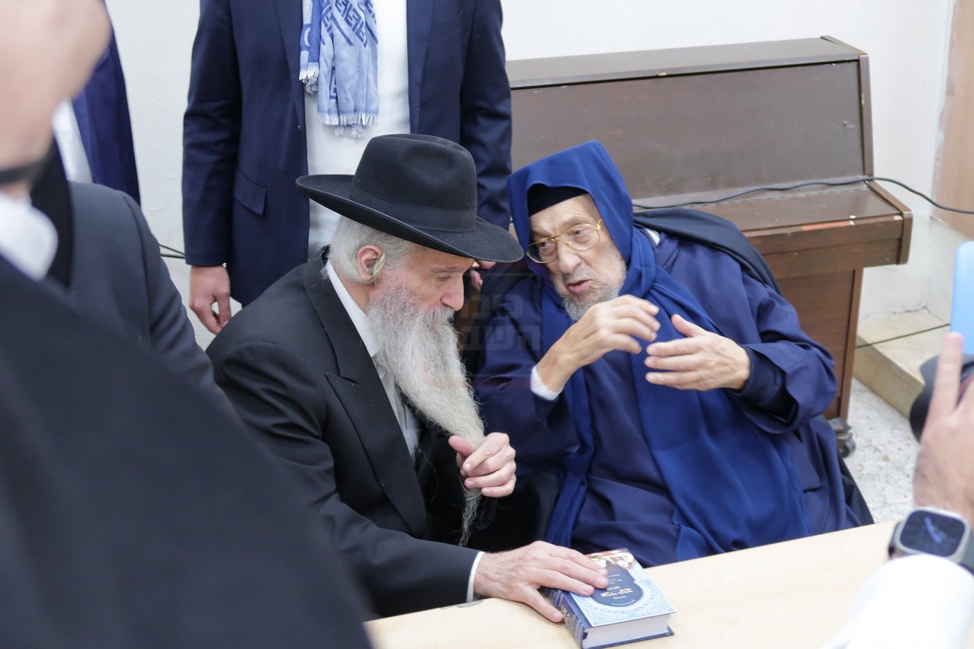 האדמו"רים רבי דוד ורבי ברוך אבוחצירא בעצרת