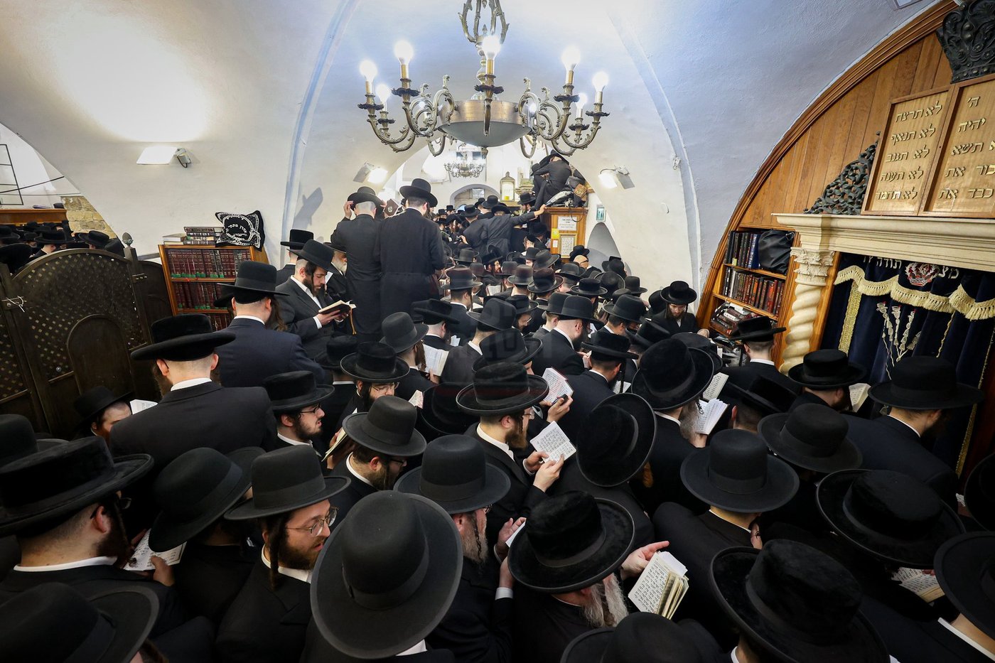 האדמו"ר מסאטמר באמירת תהילים במירון