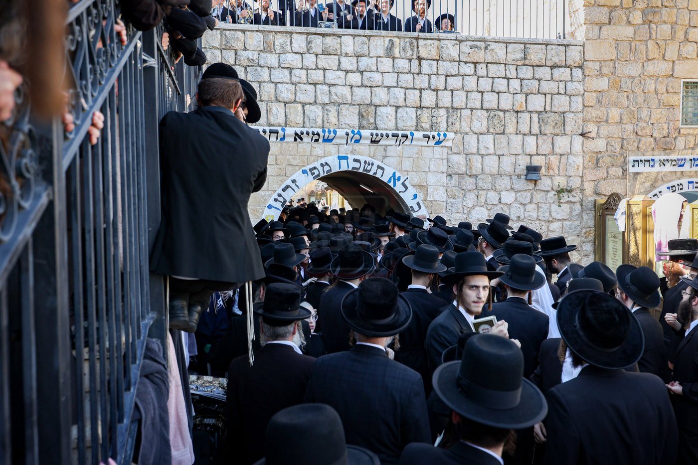 האדמו"ר מסאטמר באמירת תהילים במירון