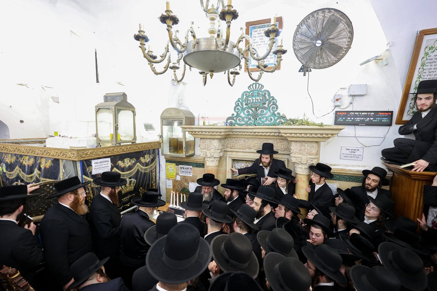 האדמו"ר מסאטמר באמירת תהילים במירון