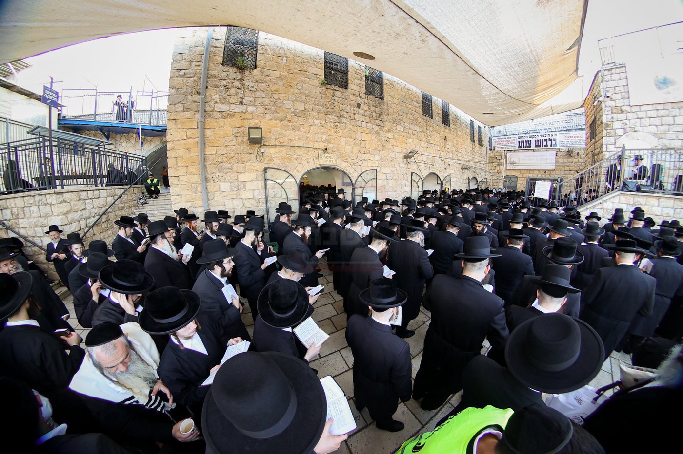 האדמו"ר מסאטמר באמירת תהילים במירון